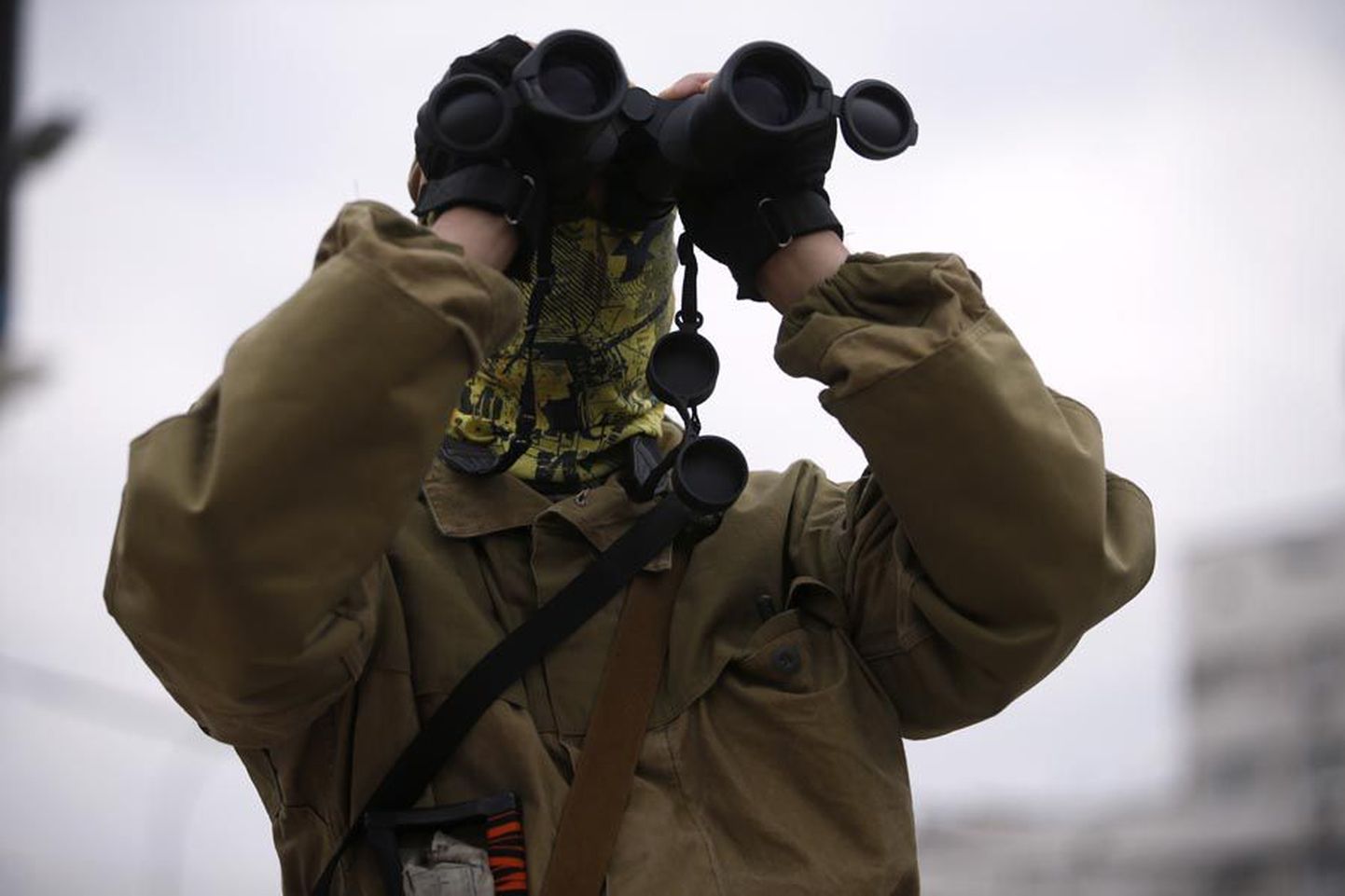 Venemeelne võitleja uurib Ida-Ukrainas Donetski linnas silmapiiri.