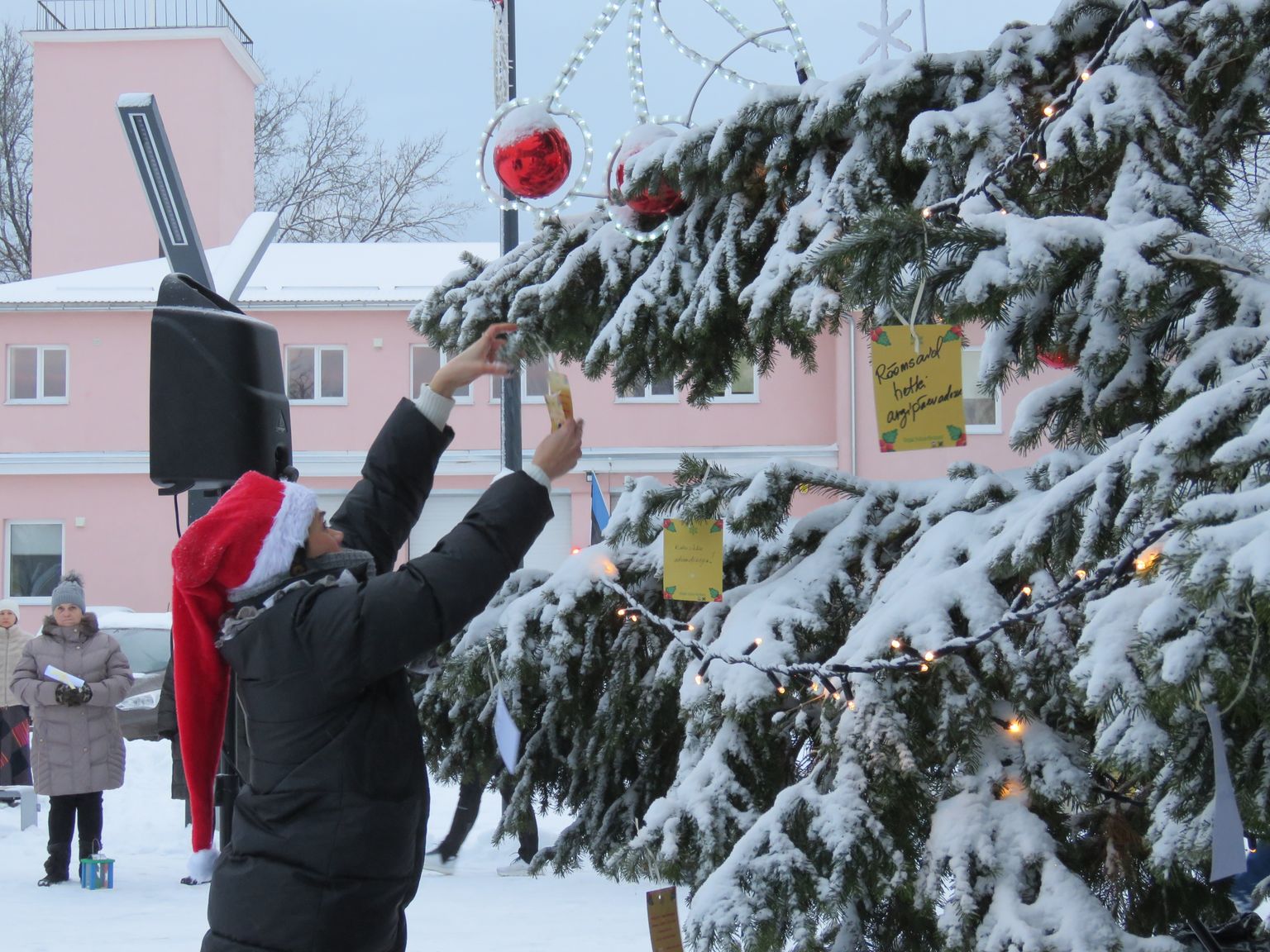 Pühapäeval süüdati esimese advendi puhul Otepää keskväljakul advendiküünal, kuulutati välja jõulurahu ning avati soovidepuu.