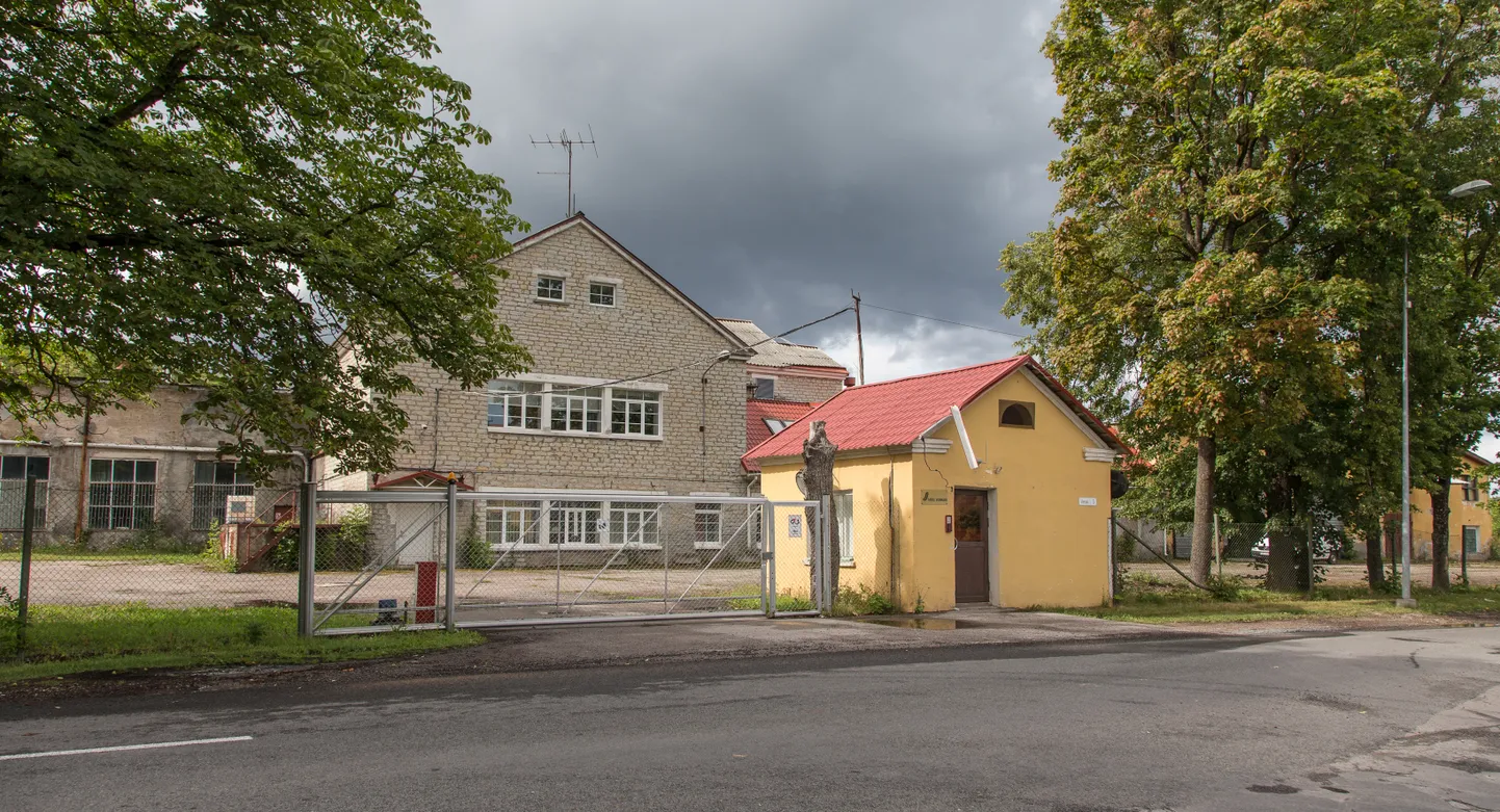 Kunagise limonaaditehase krundi tõttu tuli osa Veski tänavast teha ühesuunaliseks, kui vald otsustas sinna rajada kergliiklustee ning omanikuga ei saadud tee laiendamise osas kokkuleppele.