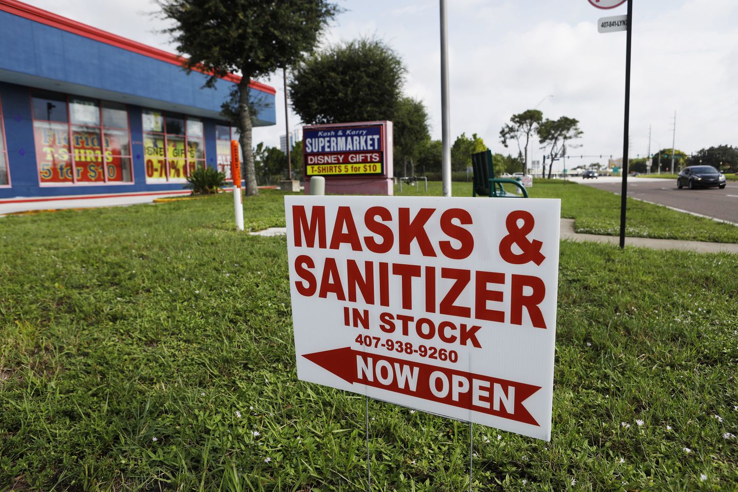 Florida, 11. juuli. Reklaam pakub maske ja kätedesinfitseerijaid.