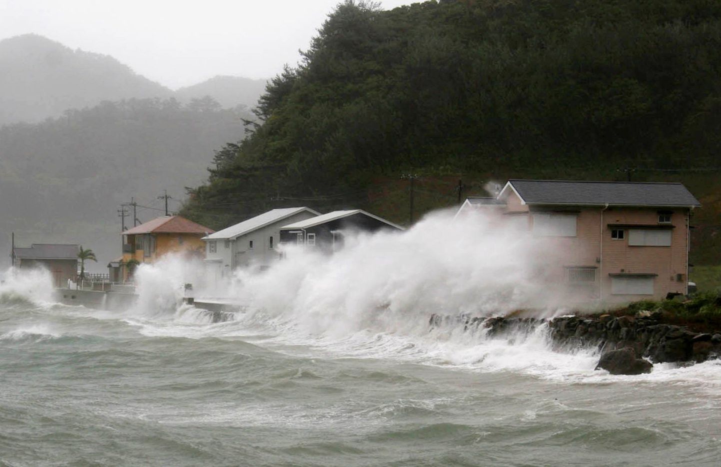 Taifuun Melori tekitatud lained peksavad vastu Tatsugo linna rannikut Lõuna-Jaapanis.