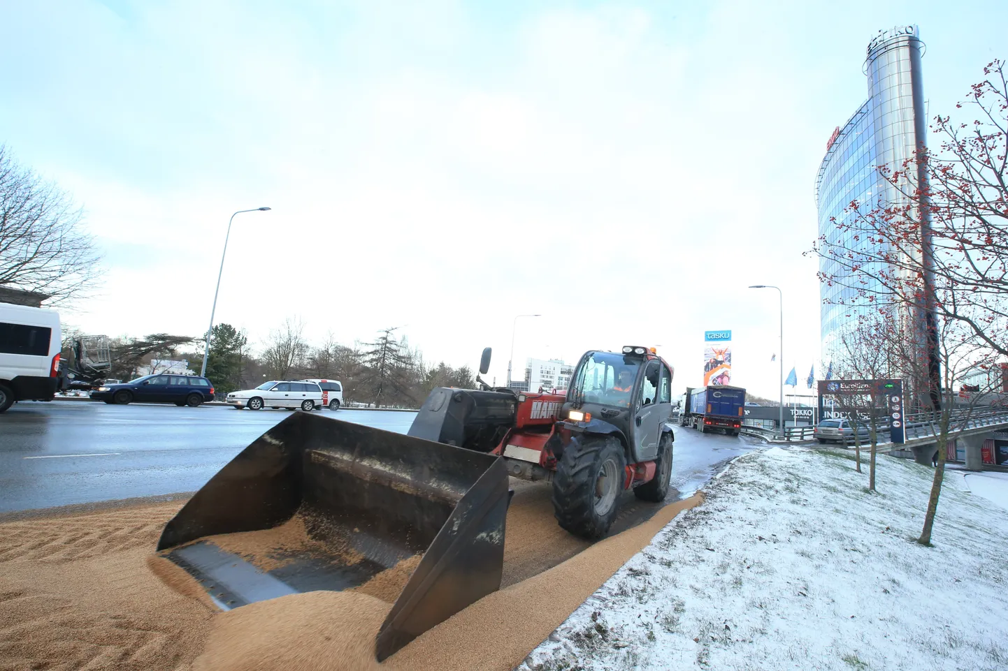 Tartu kesklinna ühele suurimale ristmikule vajus mitu tonni vilja.