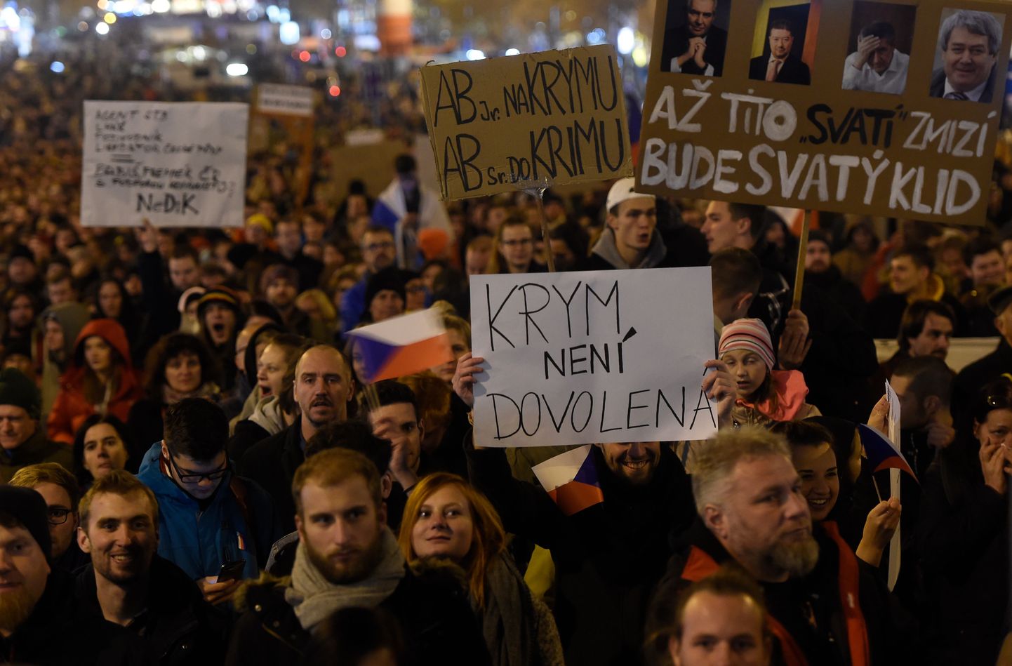 Тысячи жителей Праги вышли на демонстрацию против Андрея Бабиша