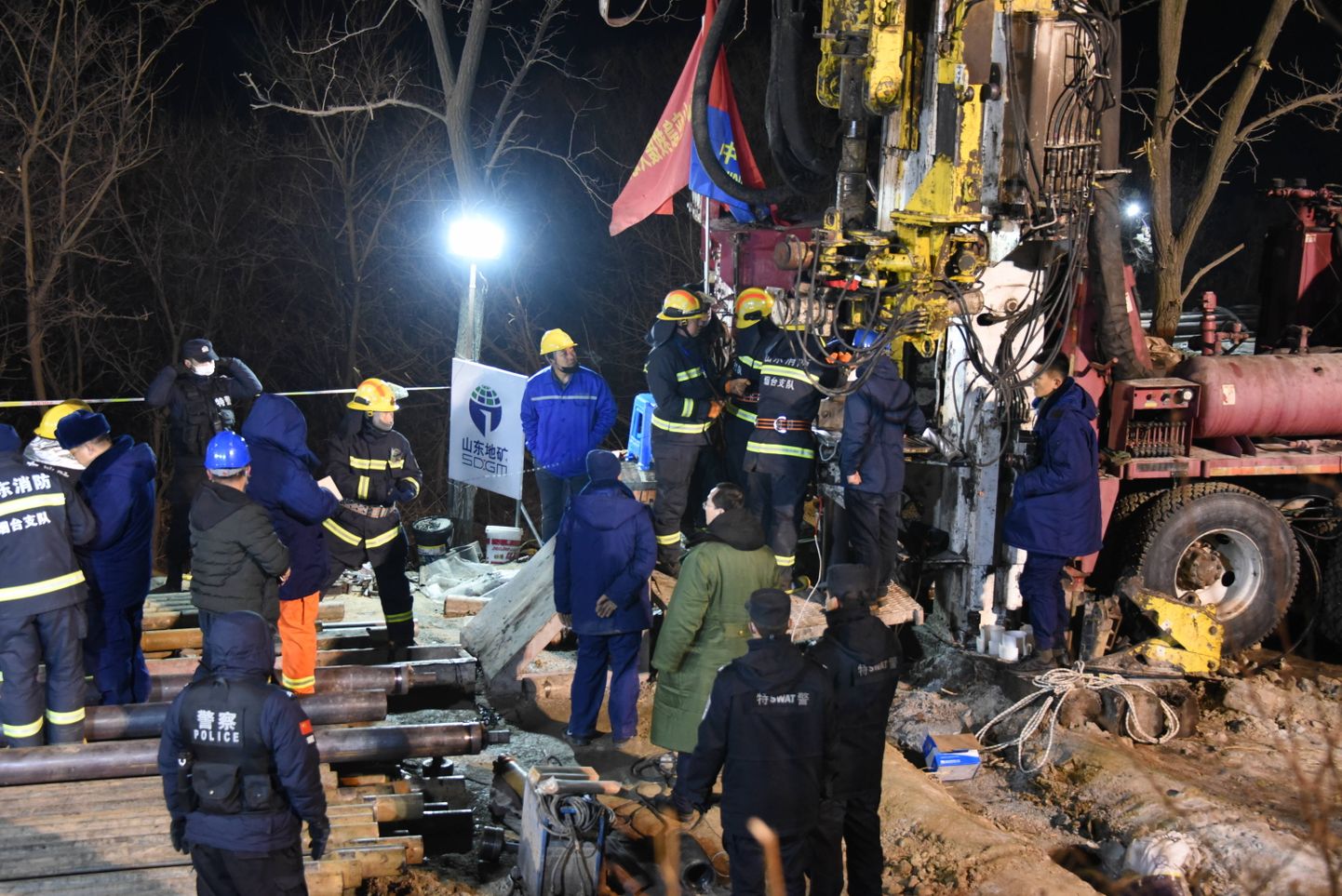 Päästjad kullakaevanduse juures Ida-Hiinas Qixia linna lähistel. Plahvatus jättis seal 22 kaevurit üle-eelmisel nädalal maa alla lõksu. Neist tosin on elus, kümne kohta teave puudub.