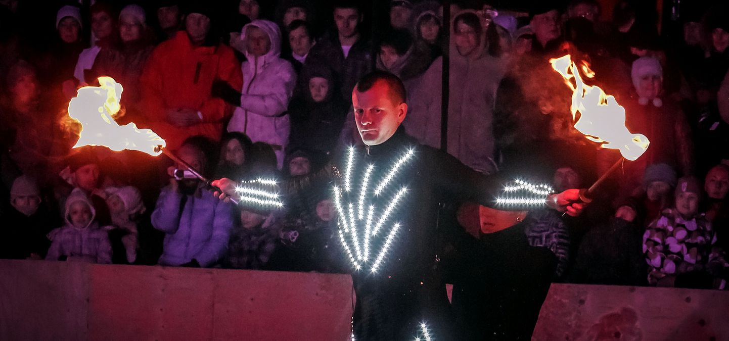Pärnu jääfestival kuulutati õhtupimeduses toimunud jää- ja tuleetenduse järel avatuks.
