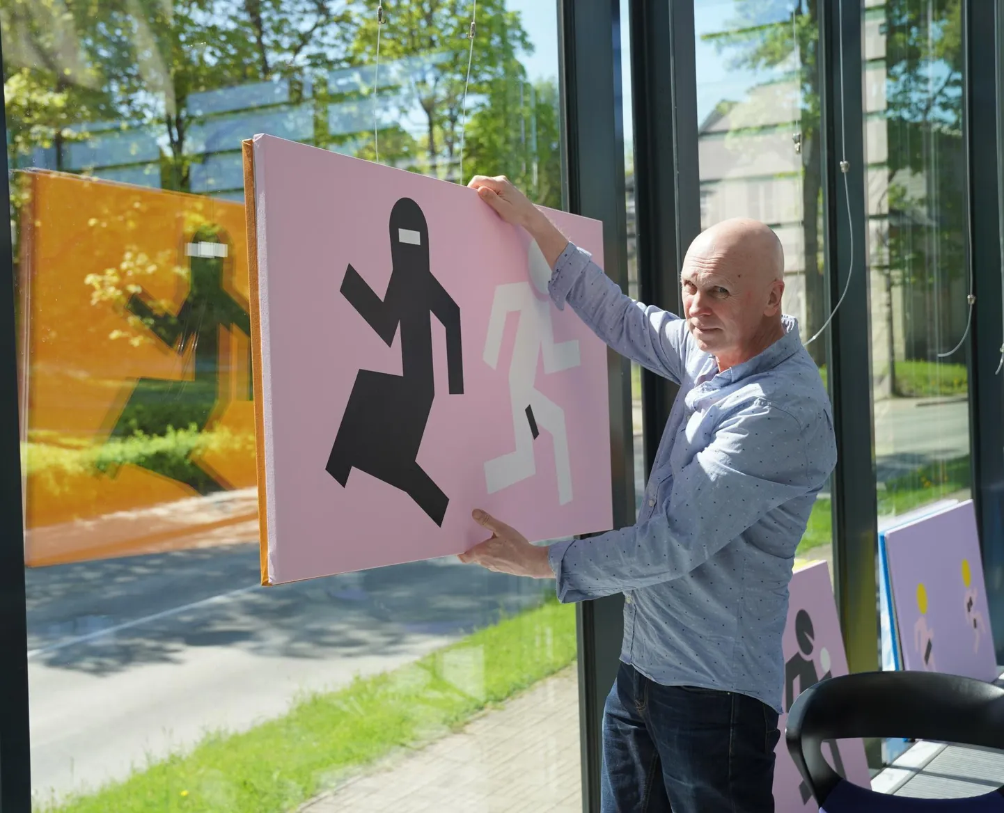 Manfred Vainokivi maalinäitus Rakvere Teatrikinos, kus toimetavad tundliku sotsiaalse närviga mehikesed, koosneb sise- ja õuepoolest.