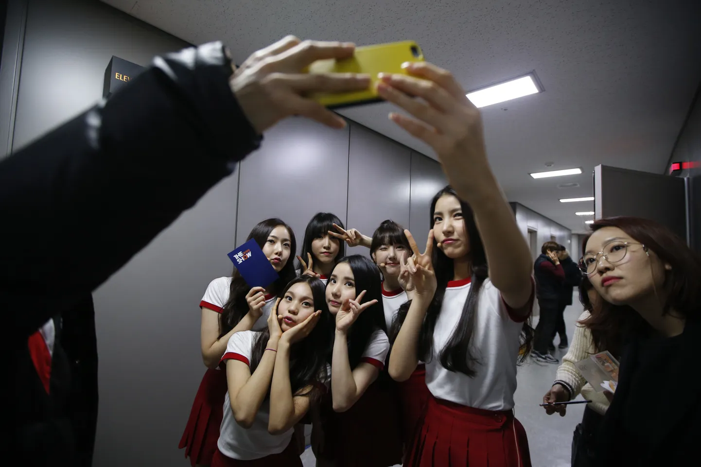 Lõuna-Korea türdukutegrupp GFriend ühispilti tegemas.