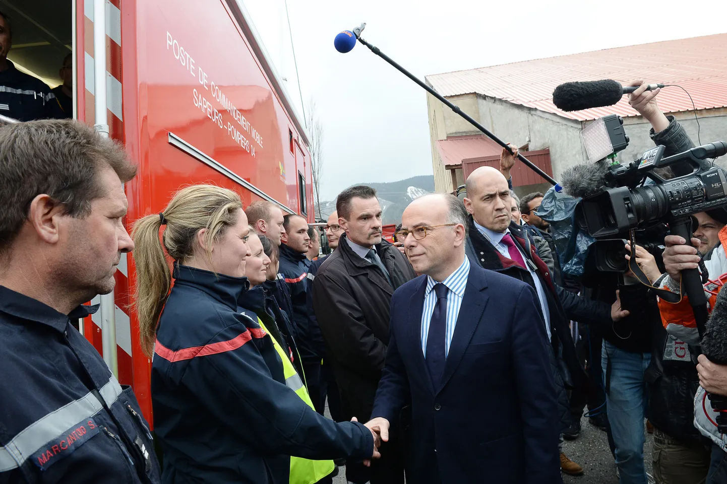 Prantsuse siseminister Bernard Cazeneuve paremal.