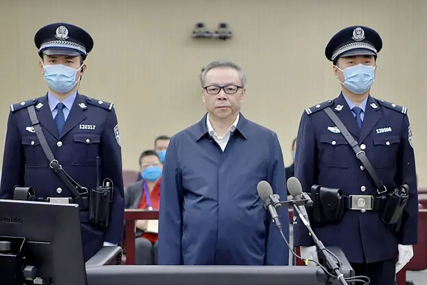 Hiina pankur Lai Xiaomin kohtuprotsessil.