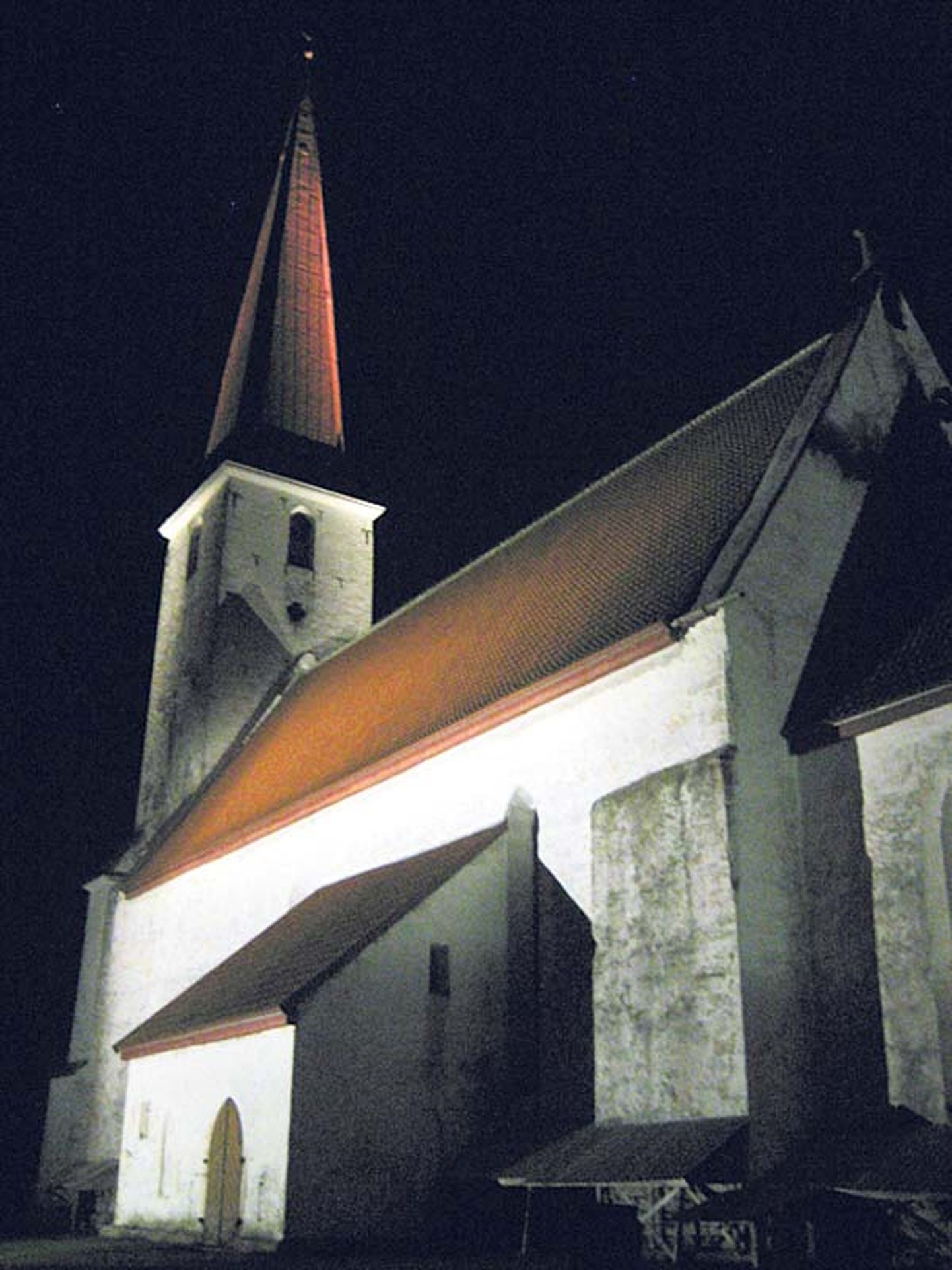 Kihelkonna kirik sai kujundusvalgustuse