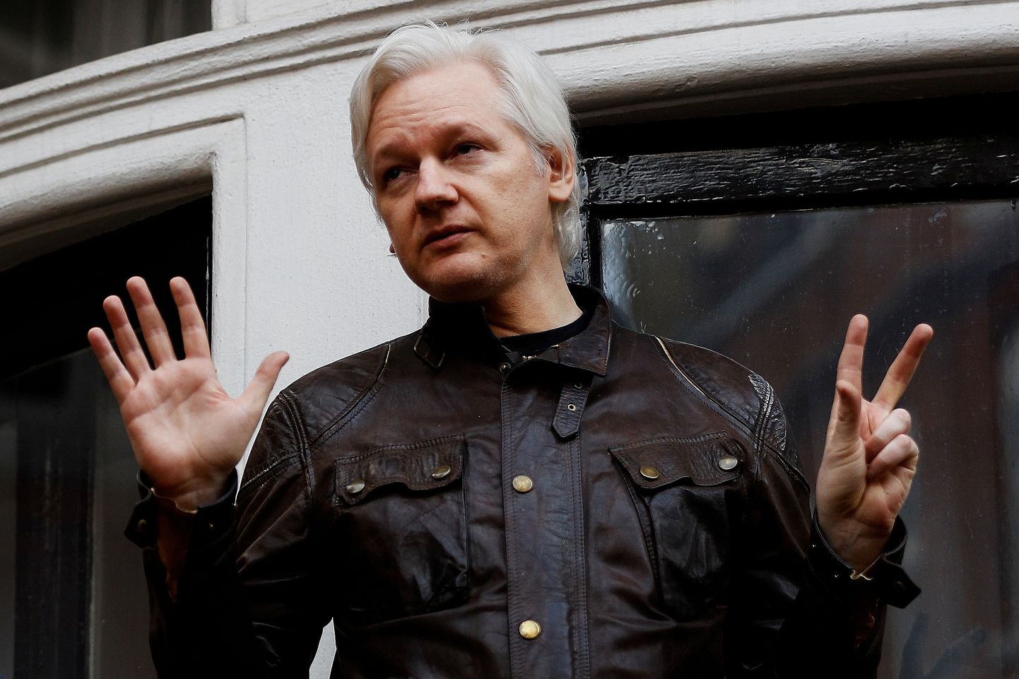 Julian Assange Ecuadori saatkonna rõdul.