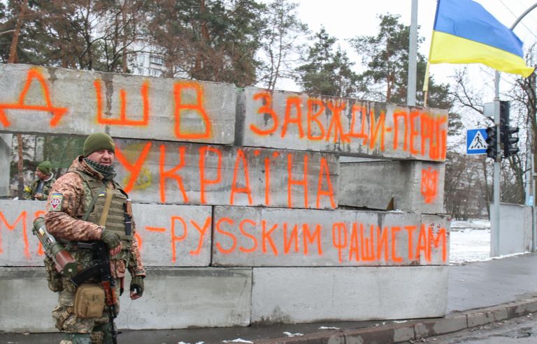 Десантник Иван охранял перекресток в месте, где на бетонных блоках было написано "Смерть русским фашистам"