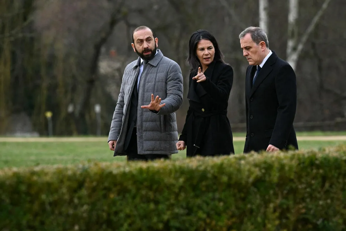 Saksamaa välisminister Annalena Baerbock (keskel), Armeenia välisminister Ararat Mirzojan (vasakul) ja Aserbaidžaani välisminister Jeihun Bajramov Berliinis 28. veebruaril 2024. Saksamaal elab ligi seitse miljonit türklast.