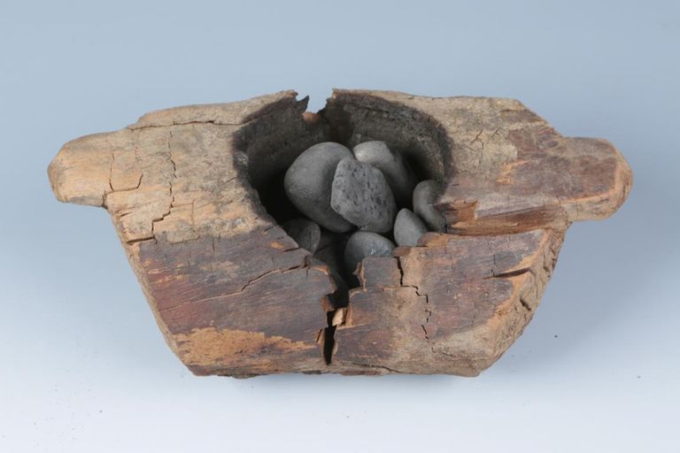 Puidust anum ja põlengujäljega kivid, mis viitavad 2500 aasta tagusele kanepitarbimisele
