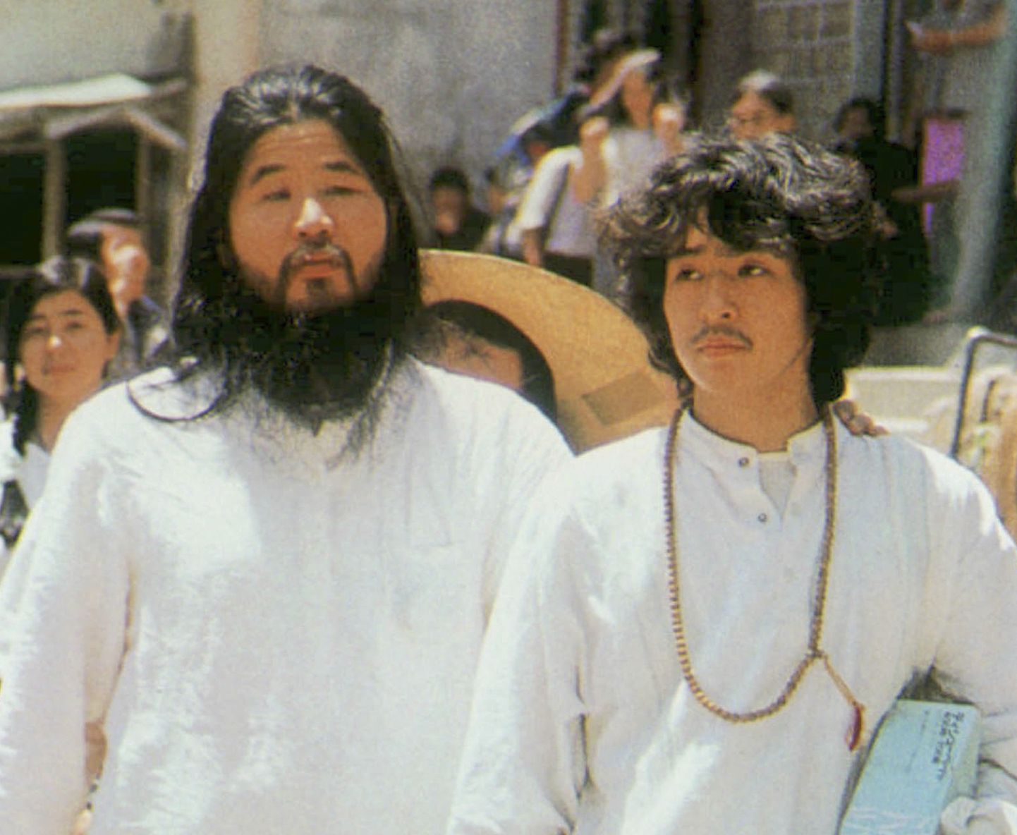 Guru Shoko Asahara ja tema lähedane abi Yoshihiro Inoue parematel päevadel.