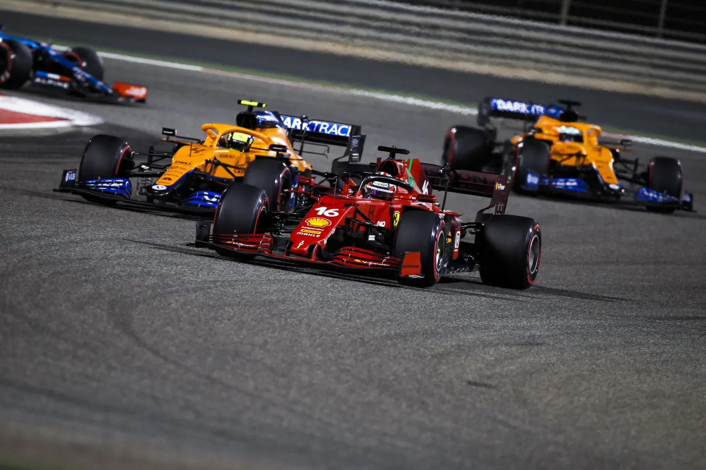 2021. aasta F1 hooaja avaetapp Bahreinis. Fotol Ferrariga sõitev Charles Leclerc (ees) ja McLareni piloot Landro Norris.