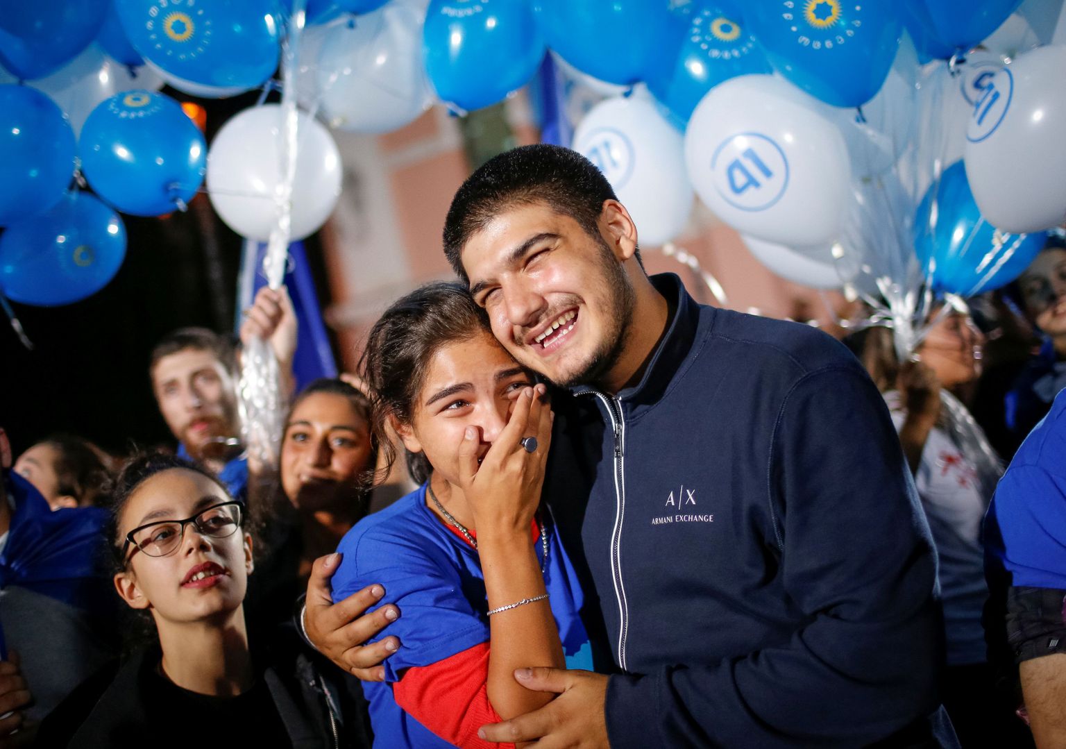 Valitseva Unistuse toetajad laupäeval Thbilisis valimisvõitu tähistamas.