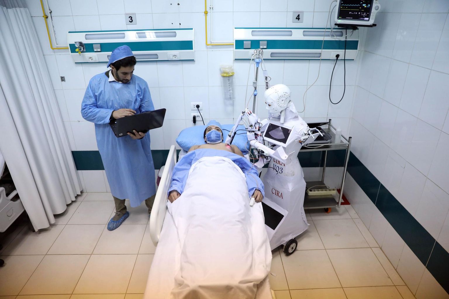 Egiptuses Tanta linnahaiglas tegeleb Cira-3 nimeline robot-õde vabatahtliku patsiendi südame ultraheliuuringuga. Praegu assisteerib roboti tööd veel selle leiutaja, 27-aastane mehaanikainsener Mahmoud el-Komy. 