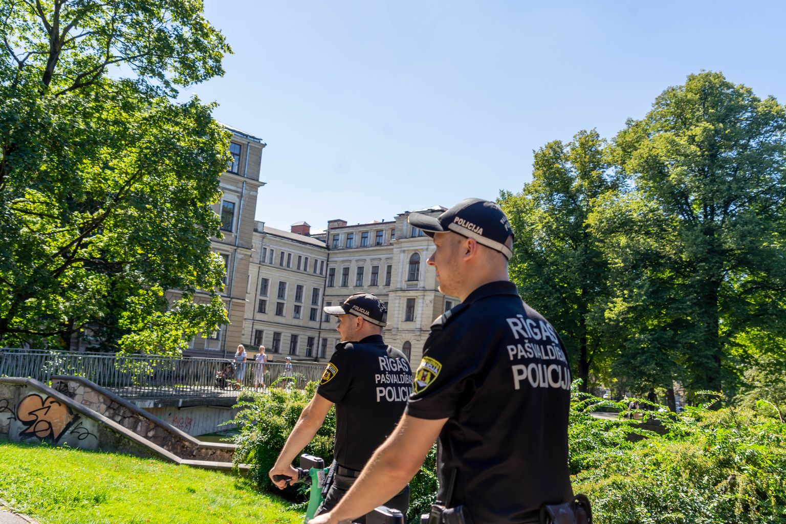 Pašvaldības policija Rīgā turpmāk patrulēs arī ar elektroskrejriteņiem