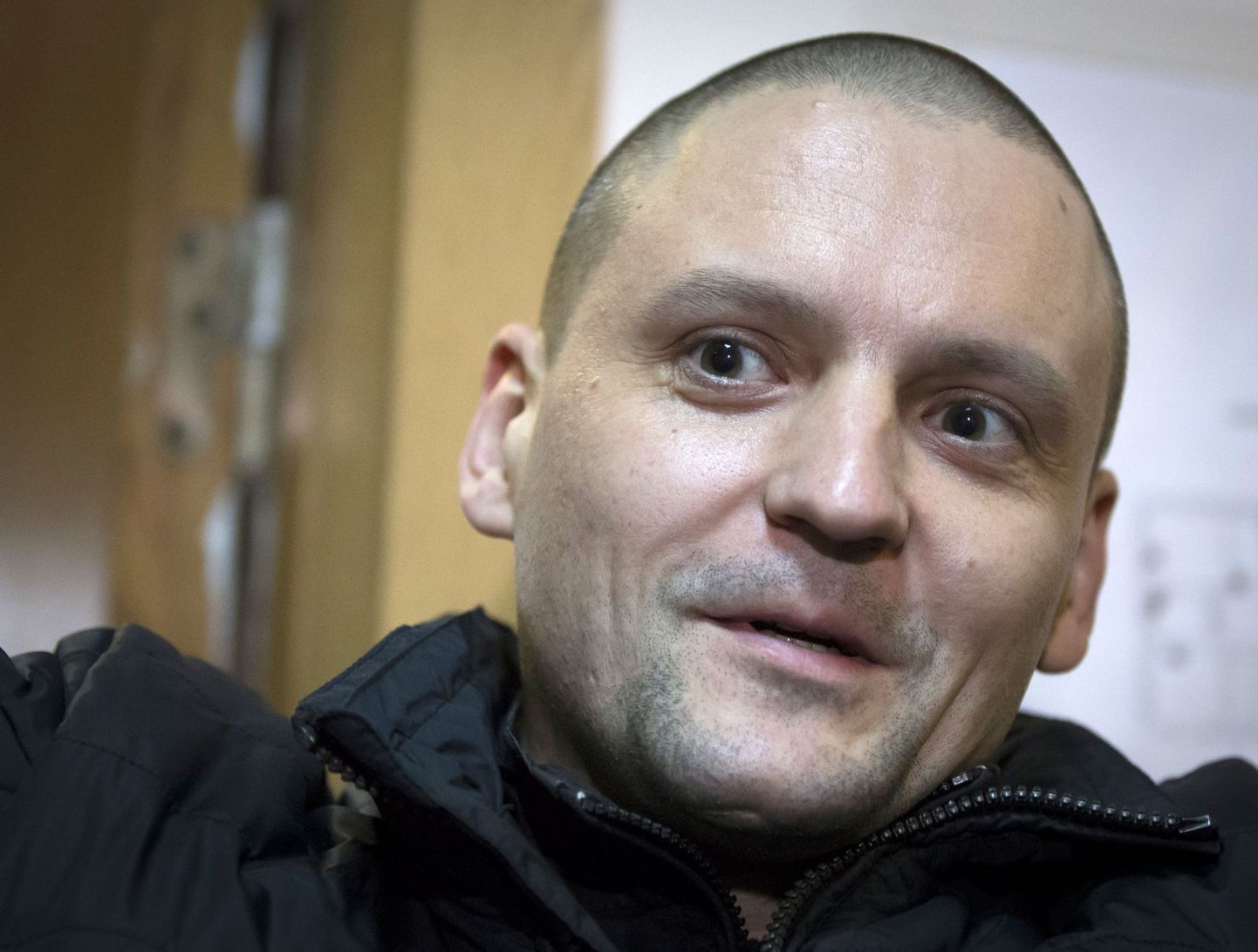 Sergei Udaltsov lahkumas Moskva kohtust 1. aprillil.