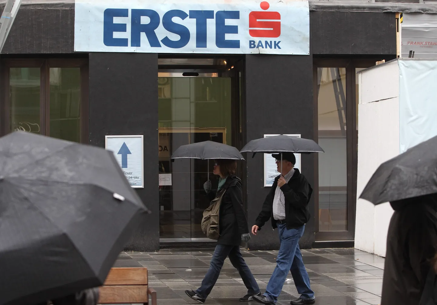 Kaitsmaks riigi AAA krediidireitingut käskis Viin, et Erste Bank kärbiks piiriülest laenamist.