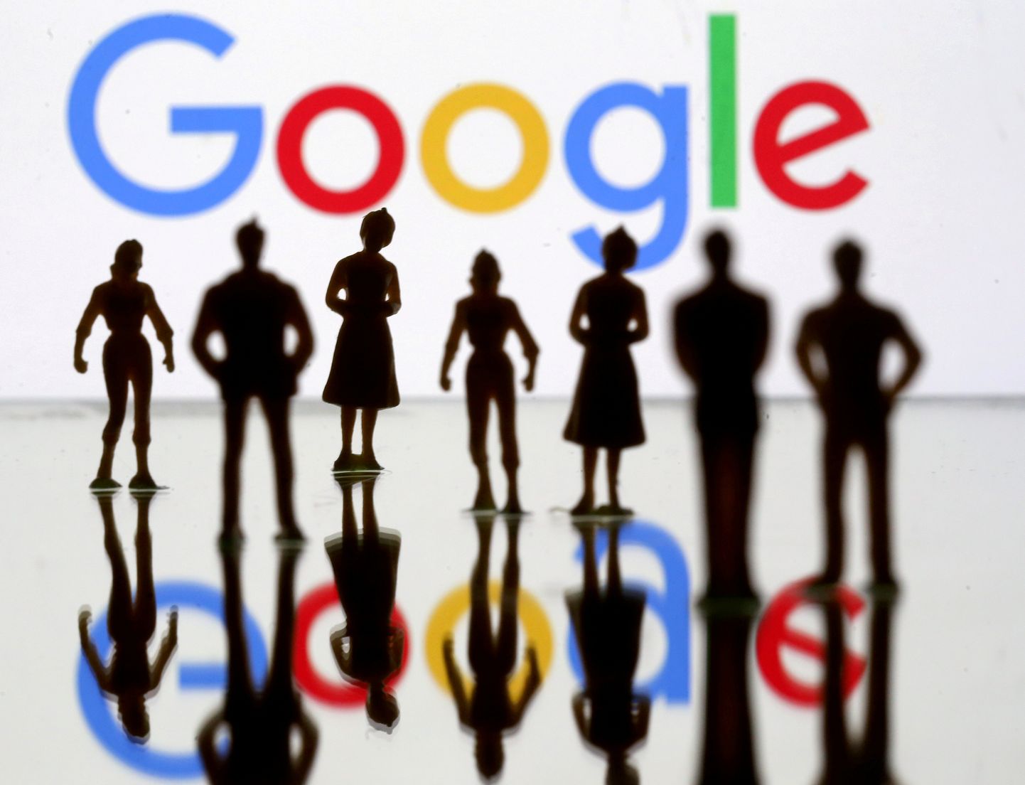 Nukud Google'i logo ees.