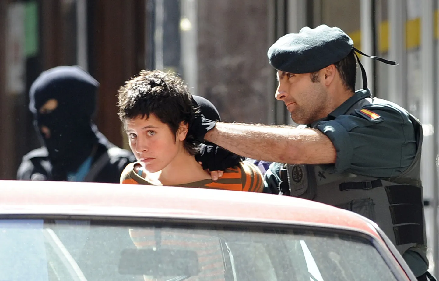 Hispaania politsei väidetavat ETA liiget vahistamas