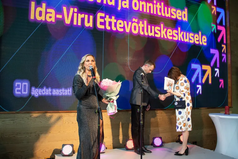 Samal ajal kui Jõhvi vallavanem Maris Toomel pidas oma õnnitluskõnet, surus Jõhvi valla arendusnõunik Rein Luuse väga pühendunult IVEKi juhi Pille Söödi kätt.