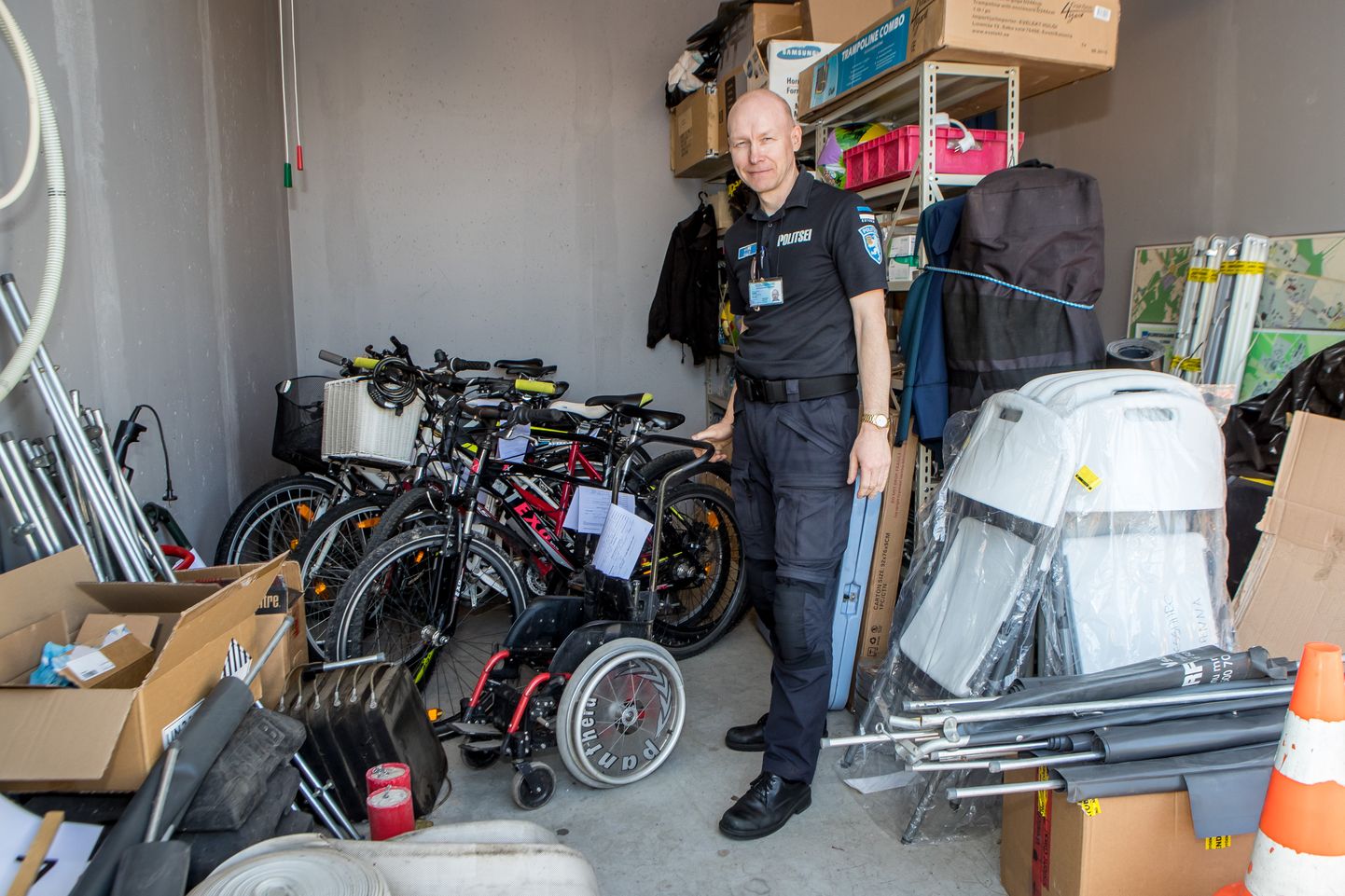AARE ALLIK näitab rattaid ja ratastooli, mis politsei hoiukambris oma omanikke ootavad.