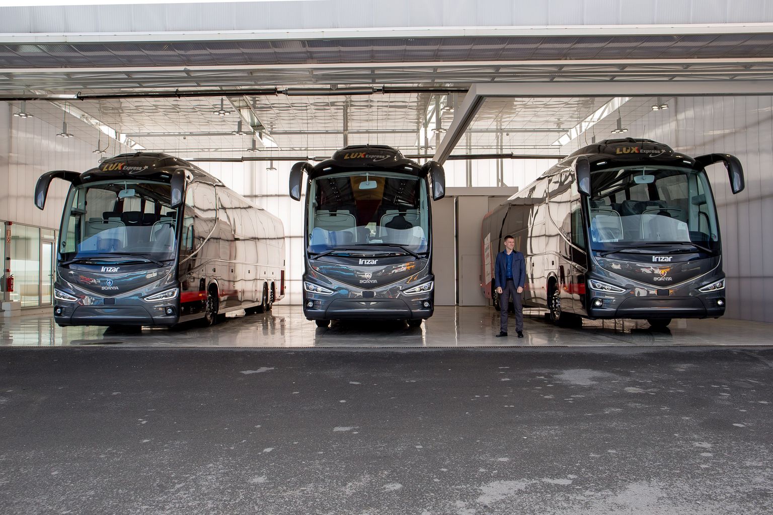 Lux Expressi kolm esimest uut äriklassiga bussi alustasid eelmisel nädala lõpus teekonda Hispaaniast Eestisse. Paremal Lux Expressi juht Hannes Saarpuu.