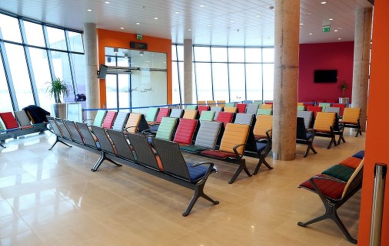Аэропорт "Юрмала" - зал ожидания ждет пассажиров 