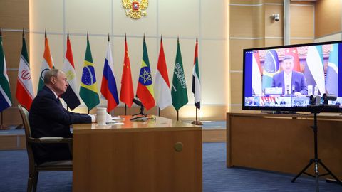 Laikraksts: Putins sāk jaunu kara fāzi Ukrainā