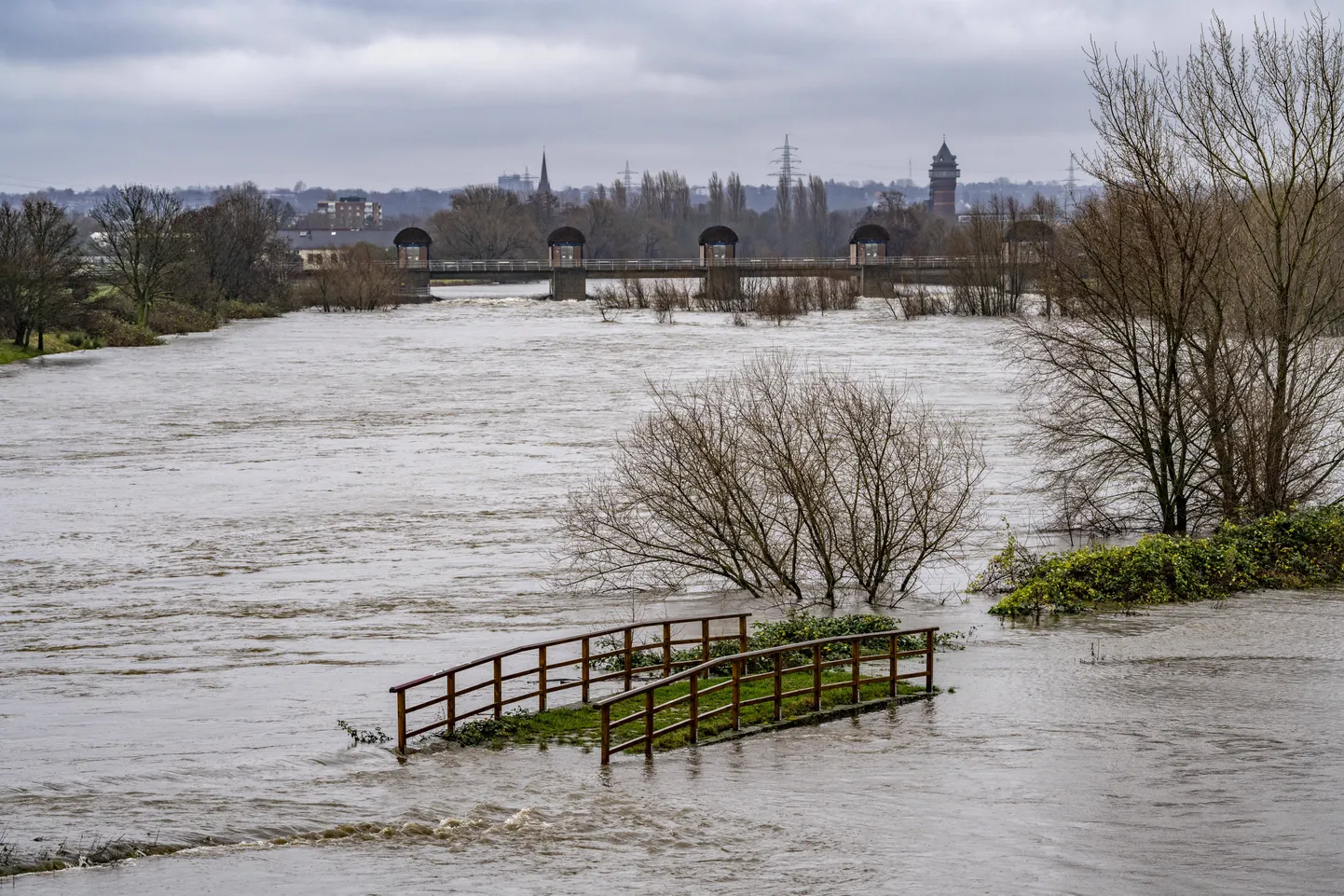 Mülheim an der Ruhri linna juures Lääne-Saksamaal on Ruhri jõgi juba üle kallaste kerkinud ning uputusi on oodata mitmel pool riigis.