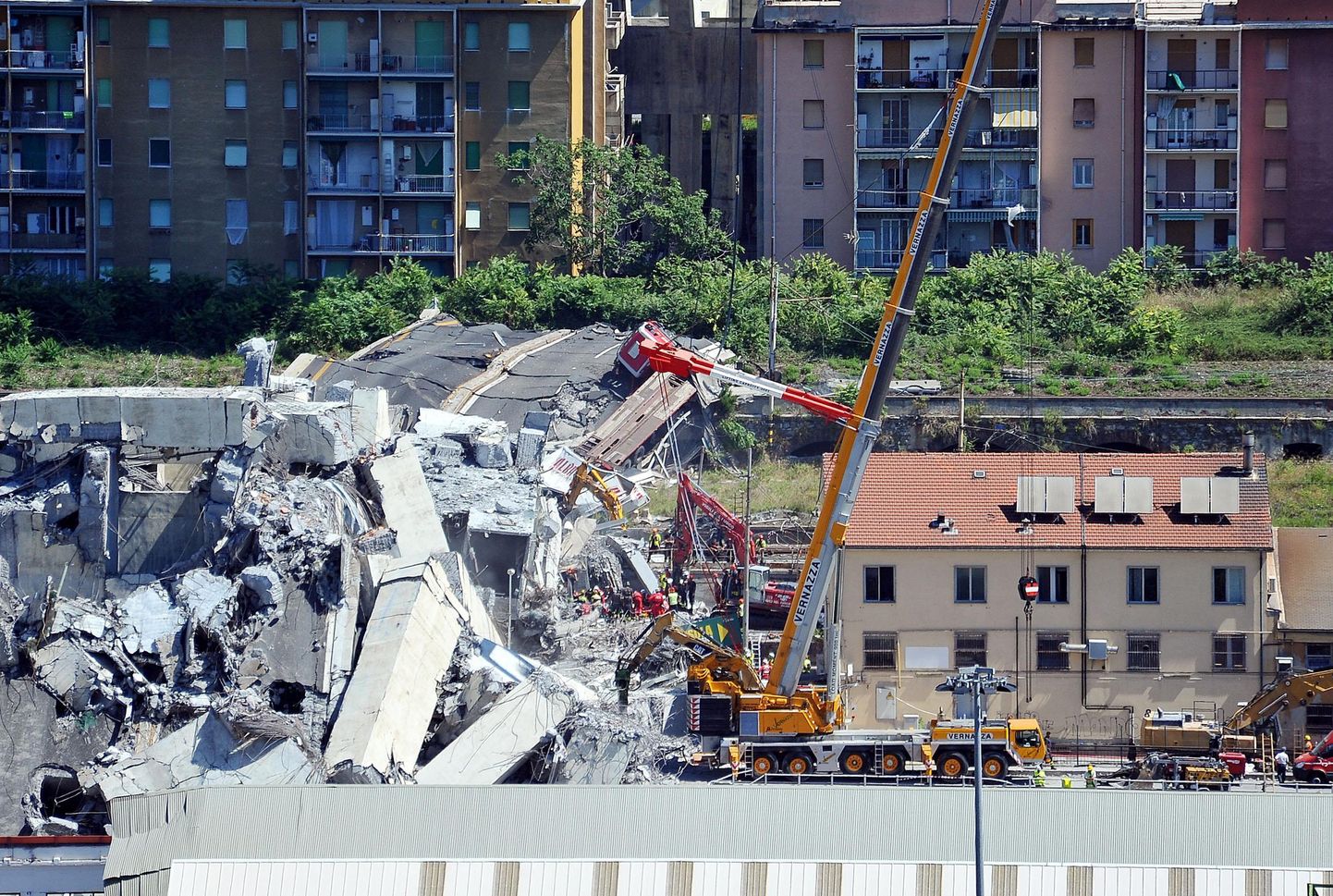 Kokkuvarisenud Morandi silla rusud Genovas päev pärast katastroofi 2018. aasta augustis.