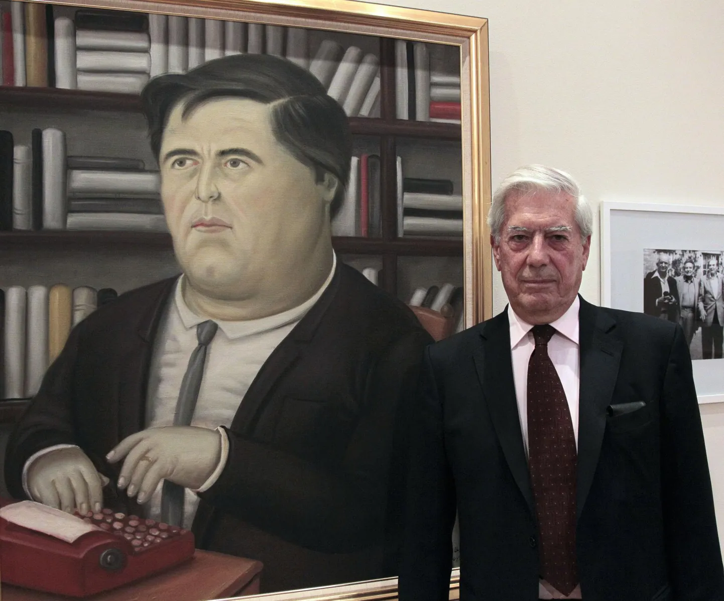 Peruu kirjanik Mario Vargas Llosa 2010. aastal oma portreega, mille autor on Kolumbia kunstnik Fernando Botero Angulo.