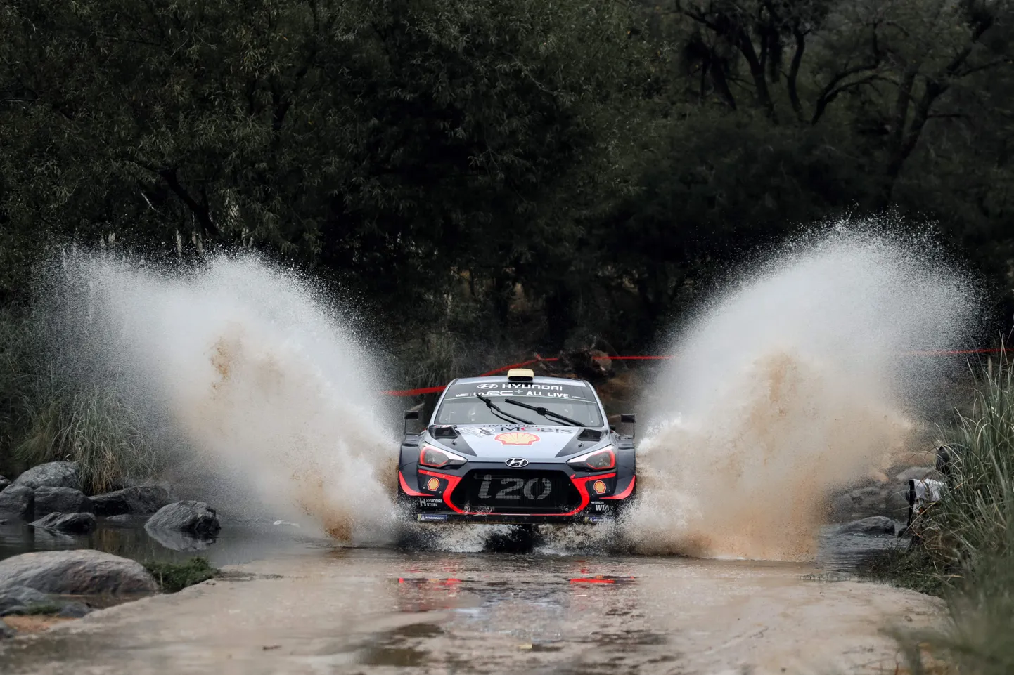 Hyundai roolis on sel fotol siiski Andreas Mikkelsen.