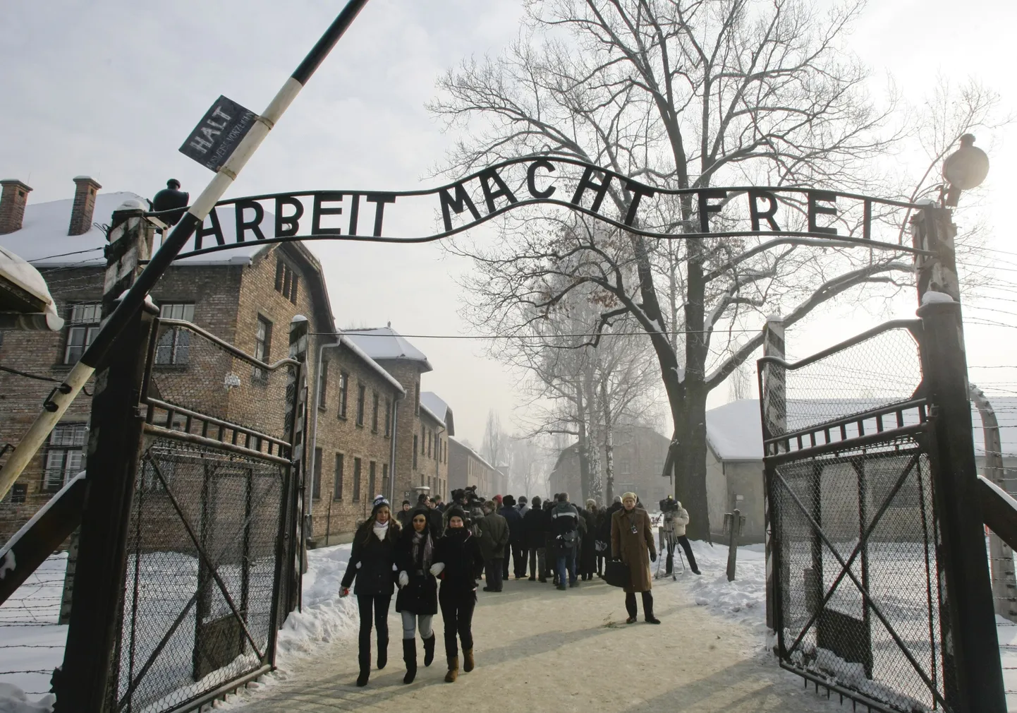 Туристы в концлагере Аушвица в Освенциме.