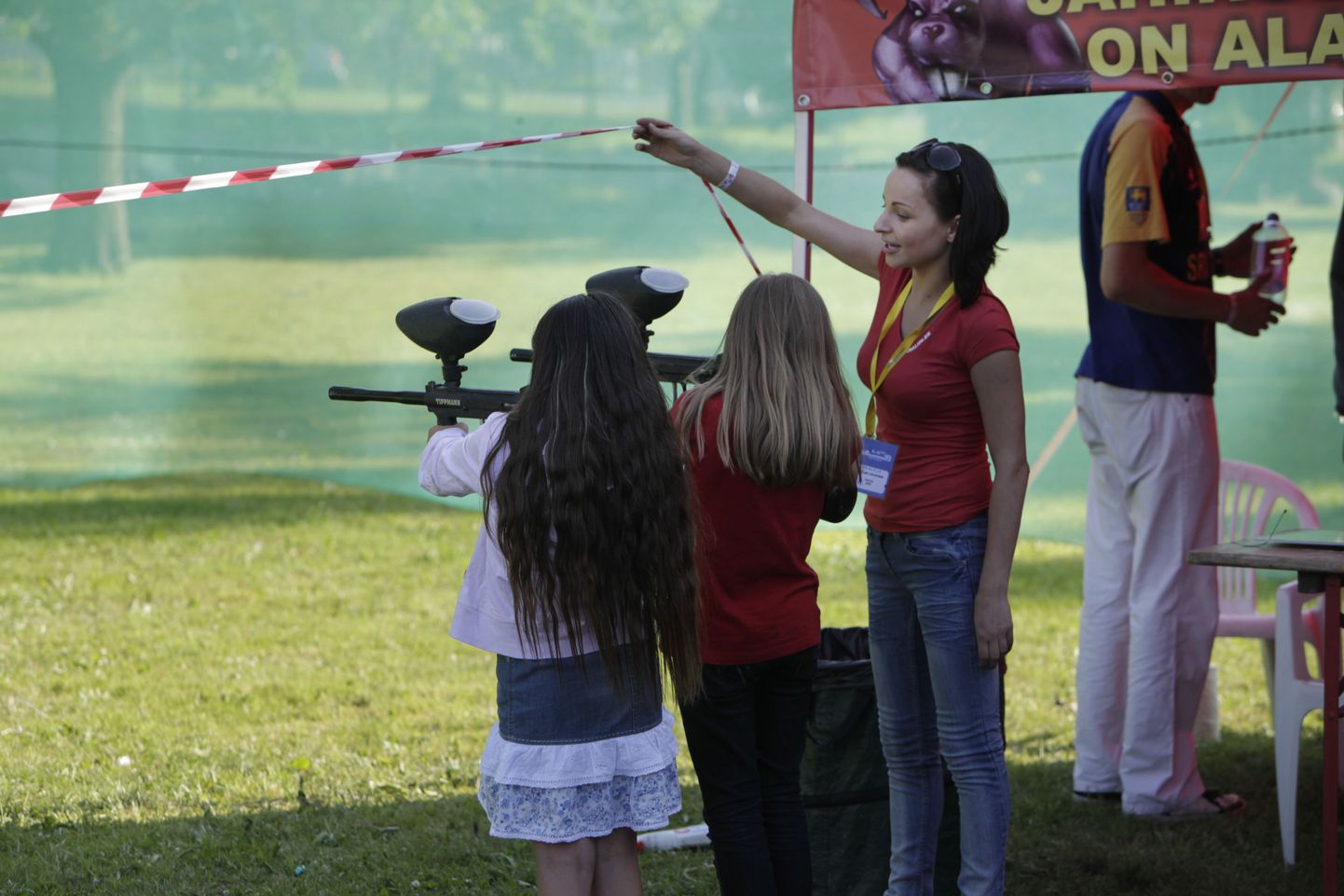 Дети стреляют на фестивале Õllesummer по живым мишеням.