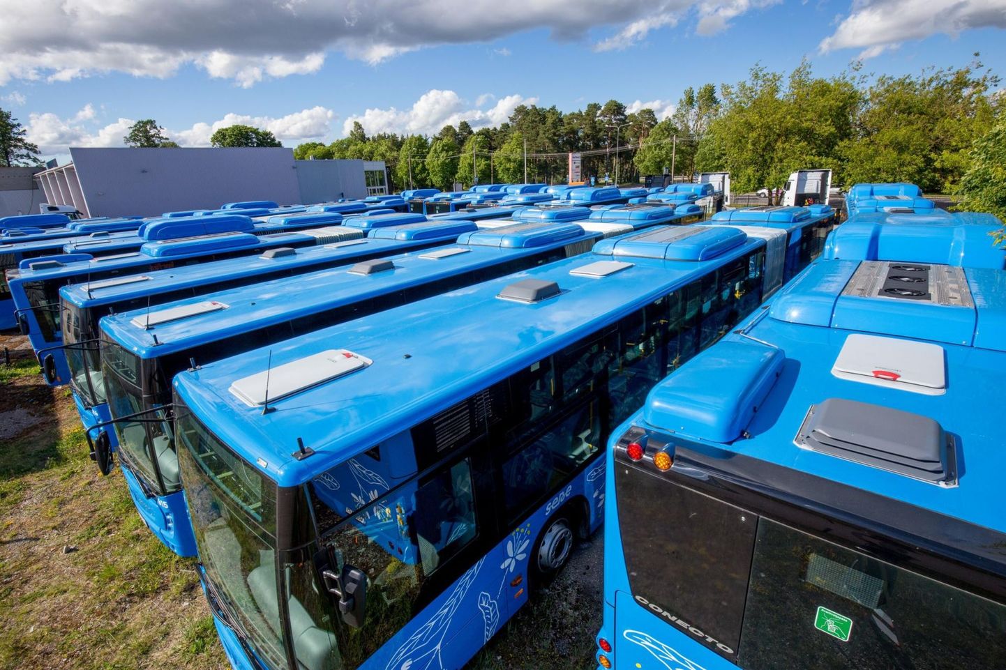 Seoses koroonaviiruse SARS- CoV-2 levikuga lõpetavad Pärnu linna- ja linnalähiliinide bussijuhid tänasest üksikpiletite müügi ega ava bussi esiust.