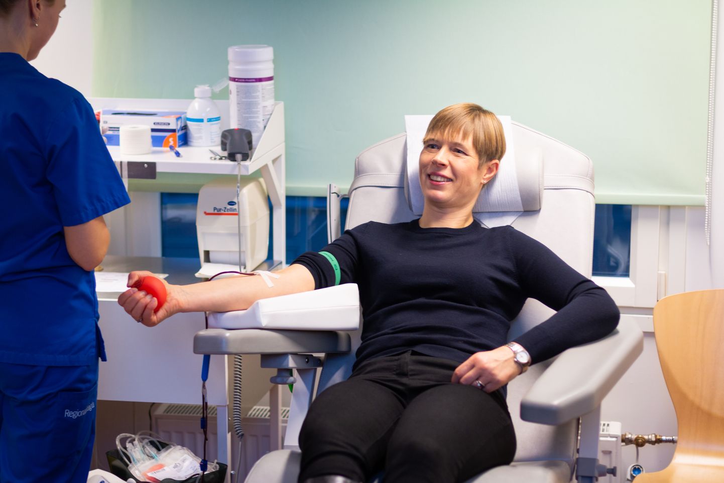 President Kaljulaid verd loovutamas.