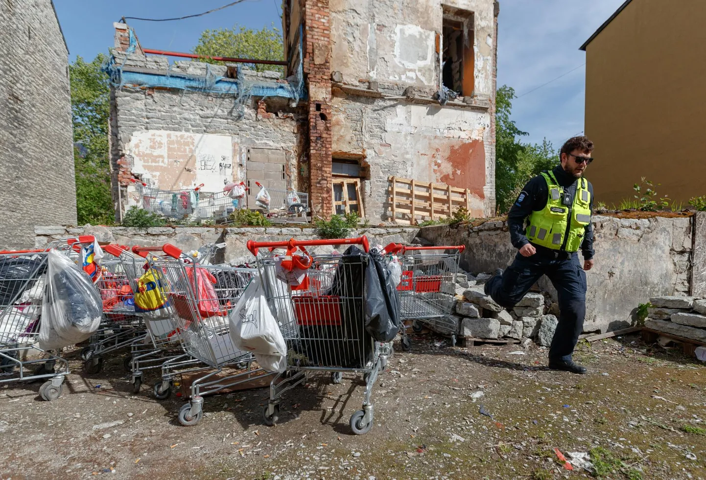 Ehitusloa ootel majavaremetes elab kodutu, kes on krundile vedanud mitukümmend rotte ligi meelitava sisuga ostukäru.