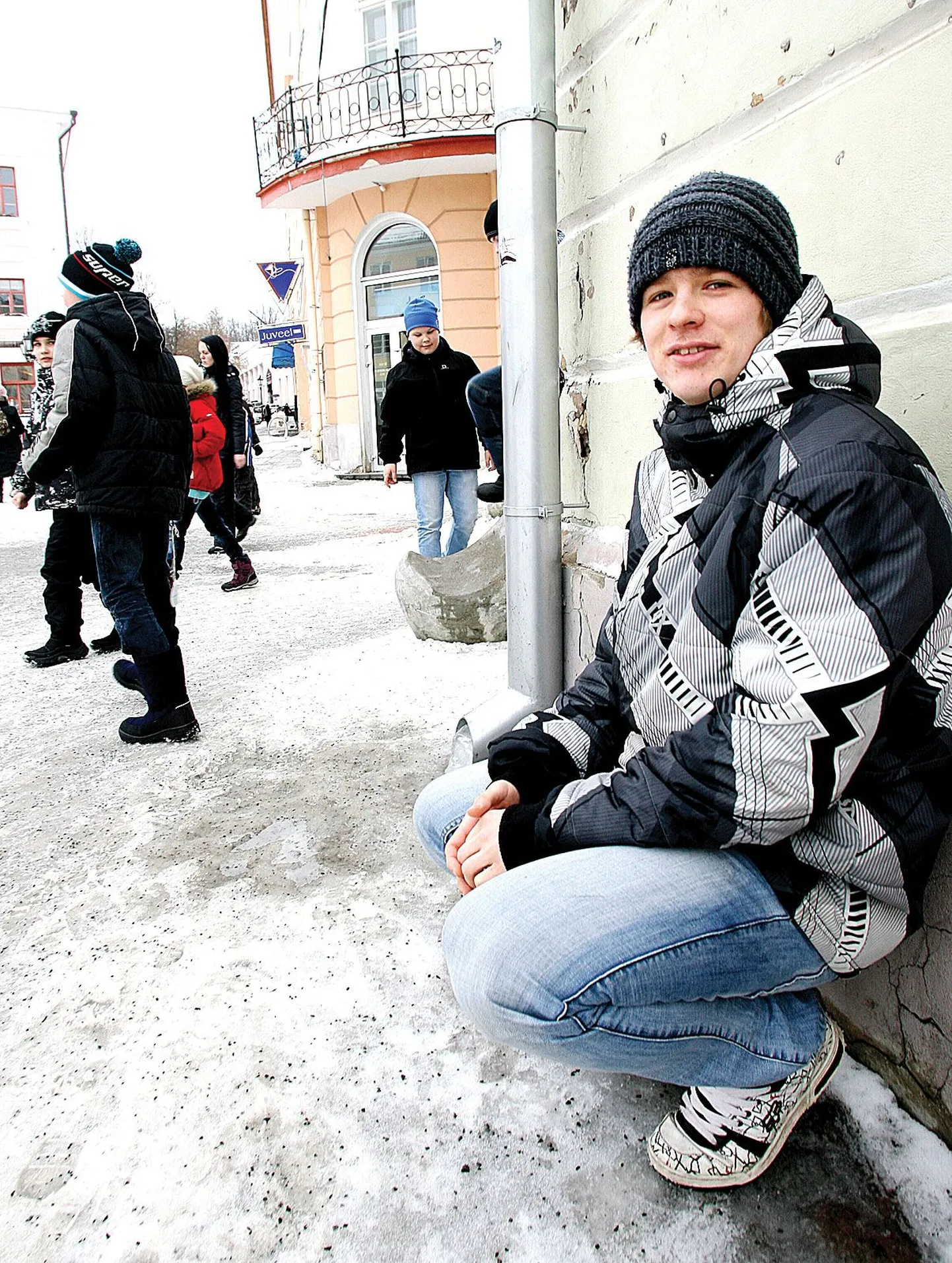Vanema venna kohustusi täitev tudeng Janar Arst tunnistab, et kuigi ta oma väikest venda enam nii tihti ei näe, muretseb ta tema pärast 
ikka väga tõsiselt.