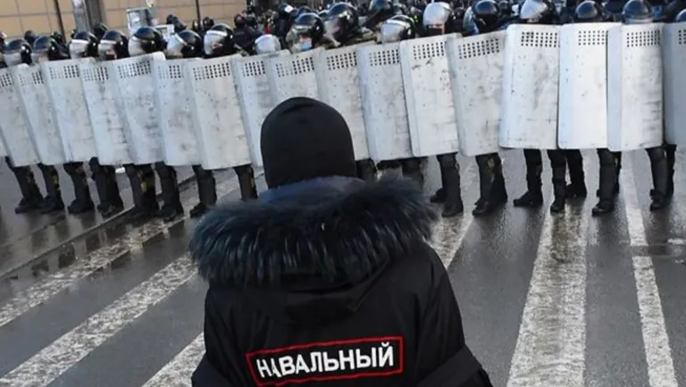 Теперь само слово «Навальный» - повод для штрафа или административного ареста, а иногда и для реального срока.