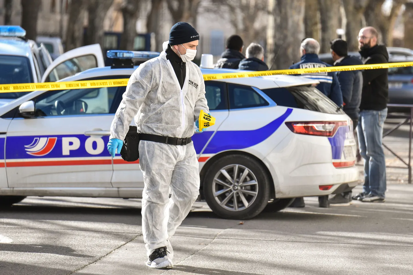 Prantsuse kriminalistid Tarasconi kohtumaja juures, kus relvastatud gäng võttis oma kaaslase kaasa
