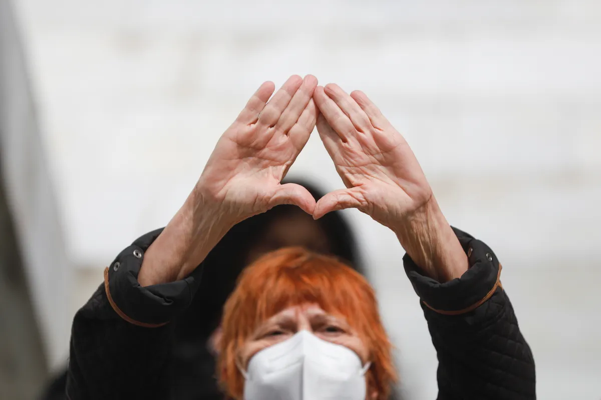 Īsi pirms Starptautiskās sieviešu dienas, 2020. gada 6. martā, Madridē notiek protests par sieviešu līdztiesību. "Dzimte nav dzimums. Konstitūcija mūs aizsargā" - ar šādu saukli sieviete piedalās protestā, ar rokām attēlojot feminisma simbolu - trijstūri.