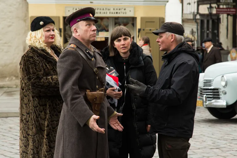 «Seltsimees laps» filmivõtted Raekoja platsil. Näitlejad Pille Pürg, Aleksander Okunev, režissöör Moonika Siimets ja operaator Rein Kotov.