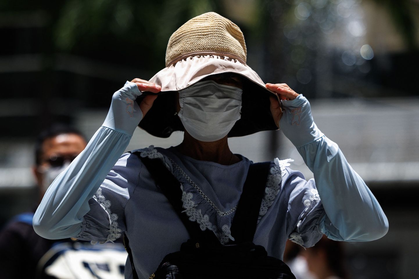 Hiinlased kaitsevad end kuuma päikese eest