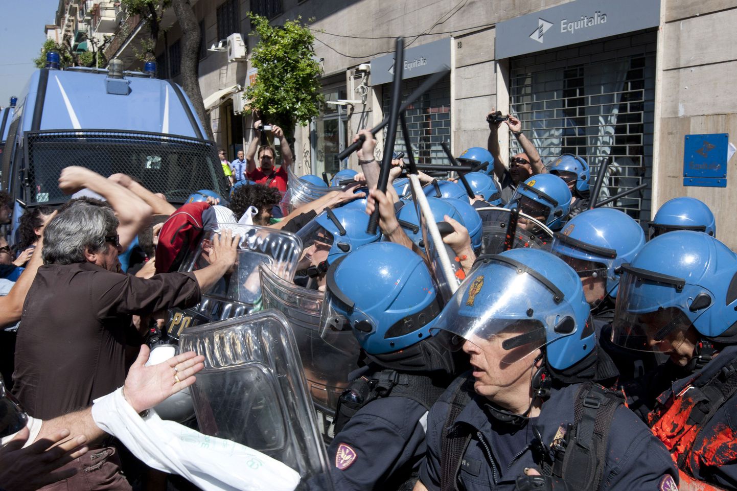 Politseinike ja meeleavaldajate vastasseis Napolis.