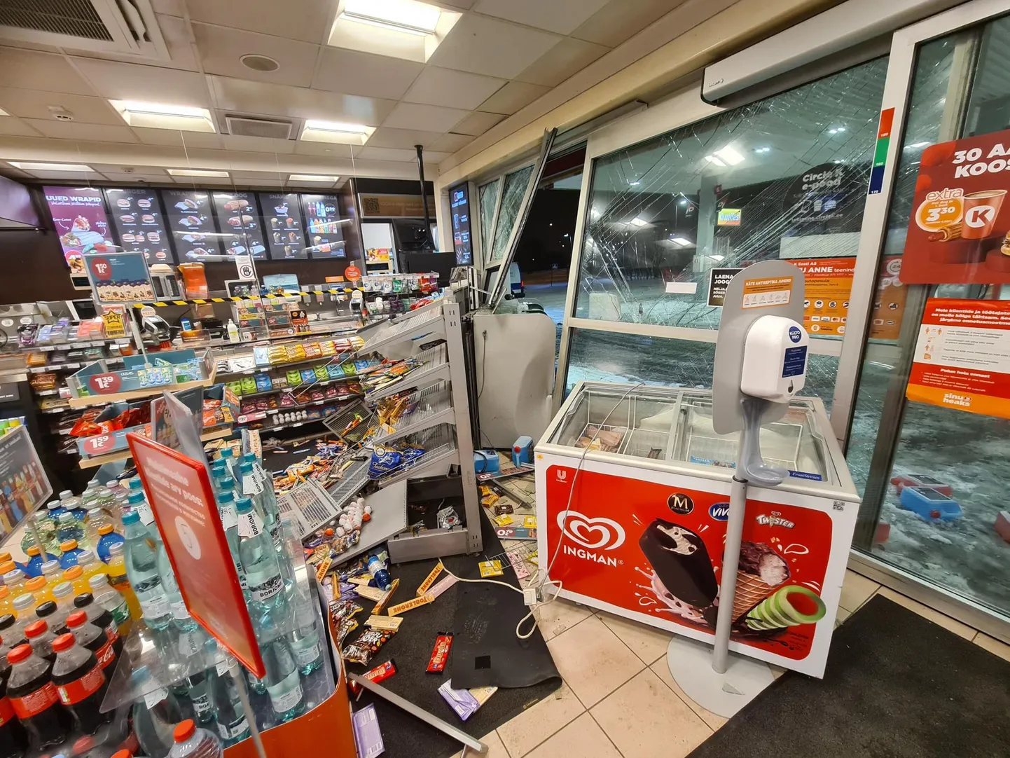 Purjus noor mees sõitis ööl vastu pühapäeva Kalda teel maasturiga Circle K teenindusjaama seina puruks ja tekitas seal paraja segaduse.