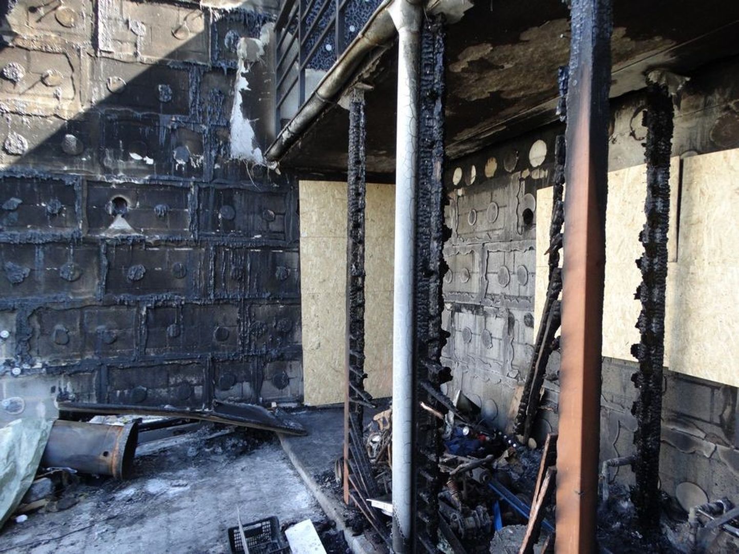 Prügikastist alanud tulekahju süütas maja.